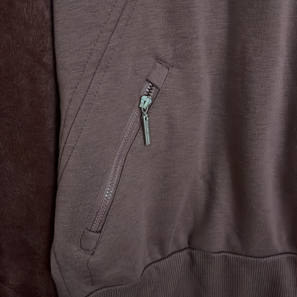 🔥🔥🔥Tahari Sport Sweatshirt w/ Front Zip Pockets, Double Stand Up Neck, MORE! - Picture 2 of 10